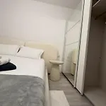 Modern 2br Near Ring & Main Road Access Appartement Tirana