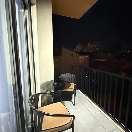 Apartament Modern 2br Near Ring & Main Road Access