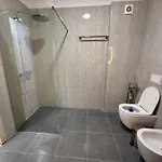 Modern 2br Near Ring & Main Road Access تيرانا