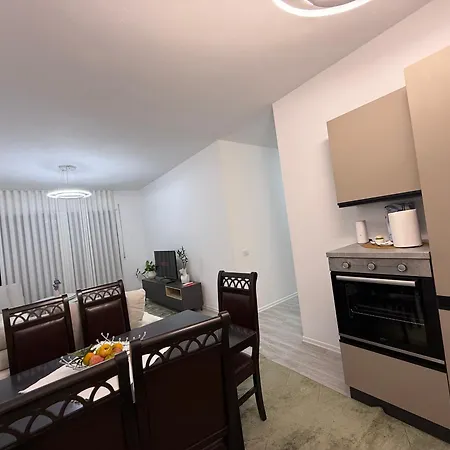 Modern 2br Near Ring & Main Road Access 地拉那