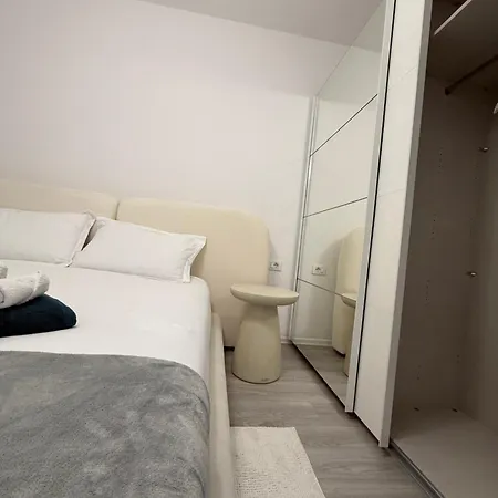 Modern 2br Near Ring & Main Road Access 公寓 地拉那