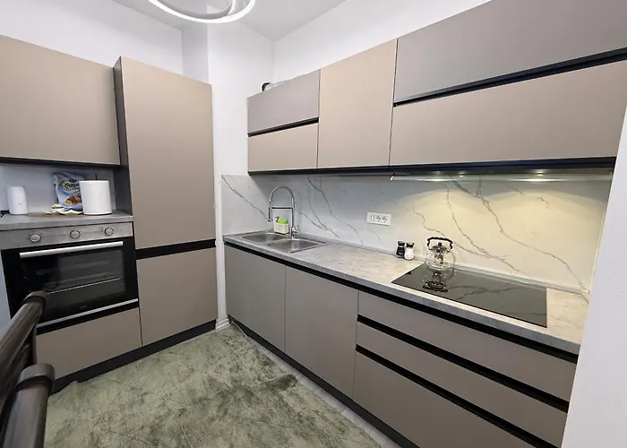 Modern 2br Near Ring & Main Road Access דירה *