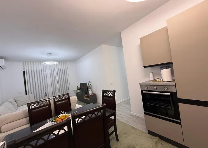Modern 2br Near Ring & Main Road Access טיראנה